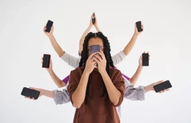 Orang yang Terlalu Oversharing tentang Kehidupan Pribadinya di Media Sosial Biasanya Memiliki 7 Sifat Unik Ini