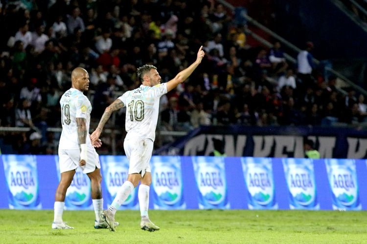 Hasil Arema FC Vs Persib Bandung: 2 Gol Sundulan, Sama Kuat di Babak I