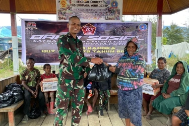 Senyum Warga Pedalaman Papua Usai Terima Sembako dari TNI
