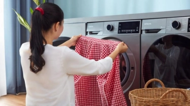 5 Cara Mencuci Pakaian di Musim Hujan, Cepat Kering dan Dijamin Bebas Bau Apek!