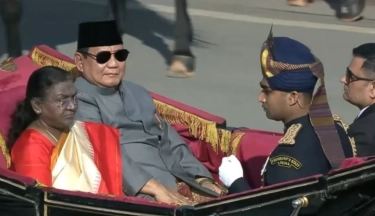 Presiden Prabowo Naik Kereta Kuda Saksikan Kontingen Patriot RI Parade di India