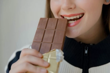 Selain Dapat Perbaiki Suasana Hati, Makan Coklat Berlebihan Menjadi Teman Sejati atau Musuh Tersembunyi?