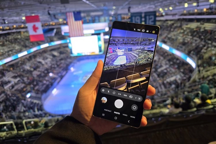 Nonton Hoki Es NHL ''dari Genteng'', Momen ''Gelut'' Terabadikan Pakai Samsung S25 Ultra