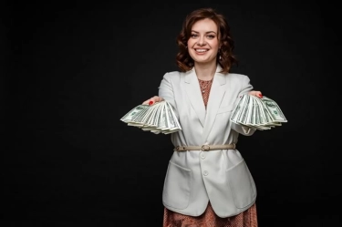 6 Zodiak dengan Rezeki Lancar di Tahun Ular Kayu 2025, Mengalir Seperti Air Tanpa Henti!