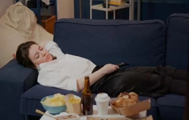 8 Kebiasaan Orang yang Suka Tidur di Depan TV yang Masih Menyala, Menurut Psikologi