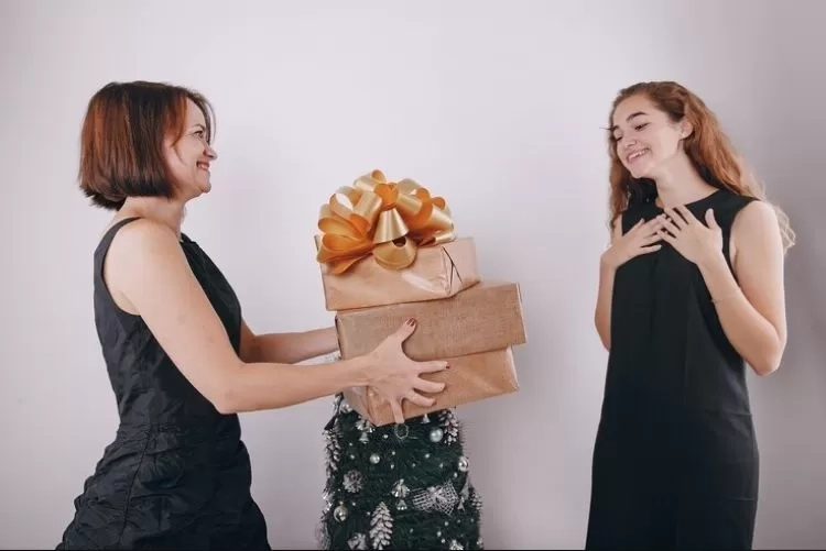 9 Karakteristik Unik Orang yang Sangat Senang Membeli Hadiah untuk Orang Lain, Menurut Psikologi