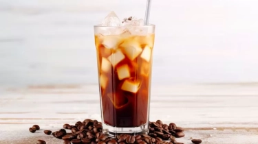 Jangan Asal Ikut Tren Diet Minum Es Americano, Ini Penjelasan dr. Tirta tentang Manfaat dan Risikonya