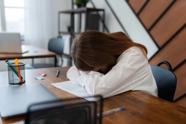 Orang yang Lebih Suka Tidur dengan TV Menyala Biasanya Menunjukkan 7 Perilaku Ini Kata Psikologi, Salah Satunya Takut Keheningan