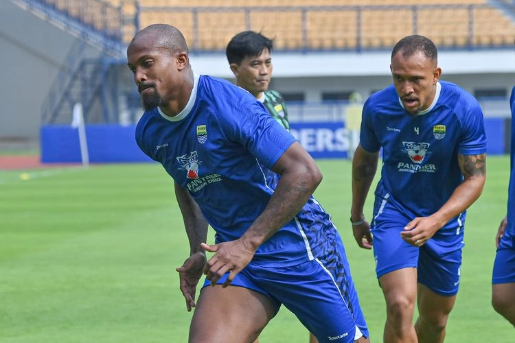 Cerita Penyerang Persib Kastaneer yang Kenal Eliano Reijnders dan Kevin Diks