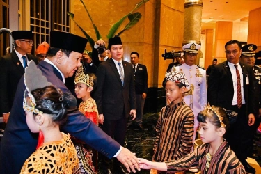Disambut Anak-anak Berpakaian Adat di Malaysia, Prabowo: Gagah Sekali Kalian