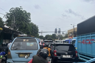Jalan KS Tubun Menuju Tanah Abang Macet pada Libur Isra Miraj, Pemotor Serobot Trotoar