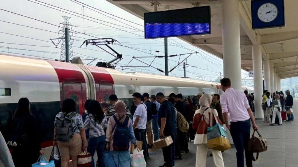 Kereta Cepat Whoosh Berhenti Mendadak! Benda Asing di Jalur Bikin Penumpang Terlantar di Halim