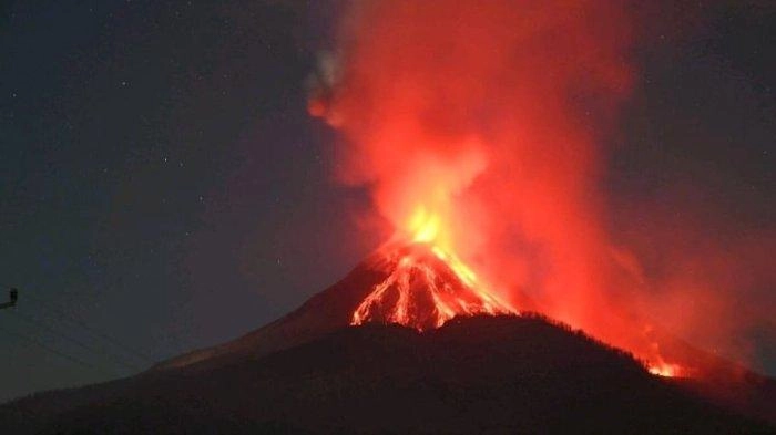 Ganjar Pranowo Senang Bisa Hibur Warga Korban Erupsi Gunung Lewotobi Laki-Laki di Pengungsian