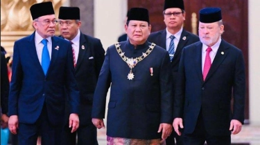 Prabowo Dapat Anugerah Tanda Kehormatan Darjah Kerabat Johor di Malaysia, Kalung Emas Beraksara Jawi