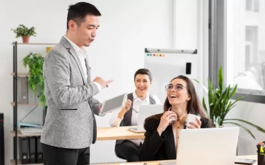 8 Tanda Seseorang Benar-benar Mengagumi Anda Meski Mereka Tak Mengatakannya, Salah Satunya Mereka Membela