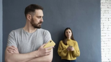 Bukan Hanya Diam, Ini 10 Tanda Pria Tidak Bahagia dalam Hubungan yang Sering Diabaikan Perempuan!