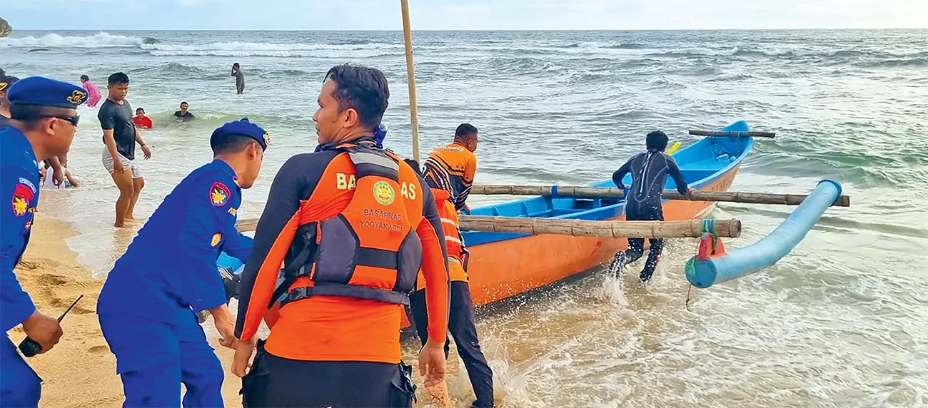 Siswa SMP Negeri 7 Mojokerto Terseret Arus saat Outing Class di Pantai Drini, Tiga Tewas, 9 Berhasil Diselamatkan