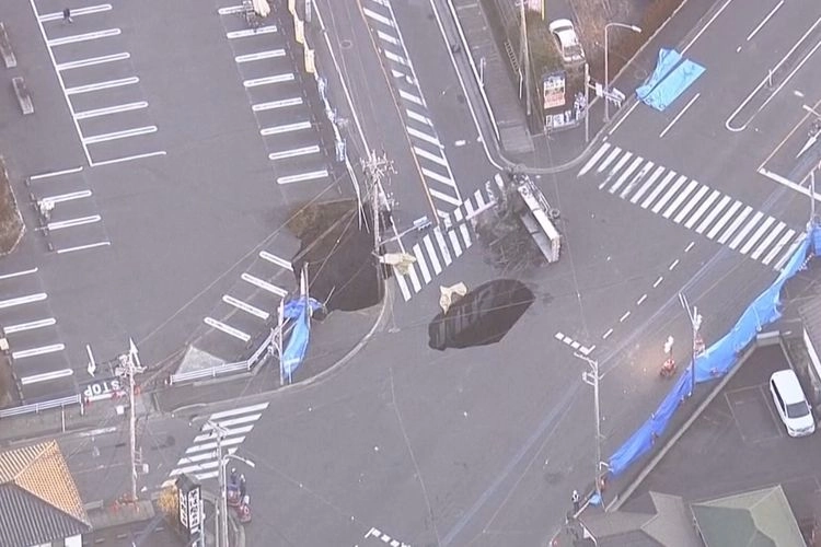2 Lubang ''Sinkhole'' Menganga Lebar di Jalan Jepang, Telan Truk dan Sopirnya