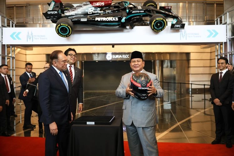 Pecah Tawa Prabowo dan Anwar Ibrahim, Gara-gara Pajangan Mobil F1