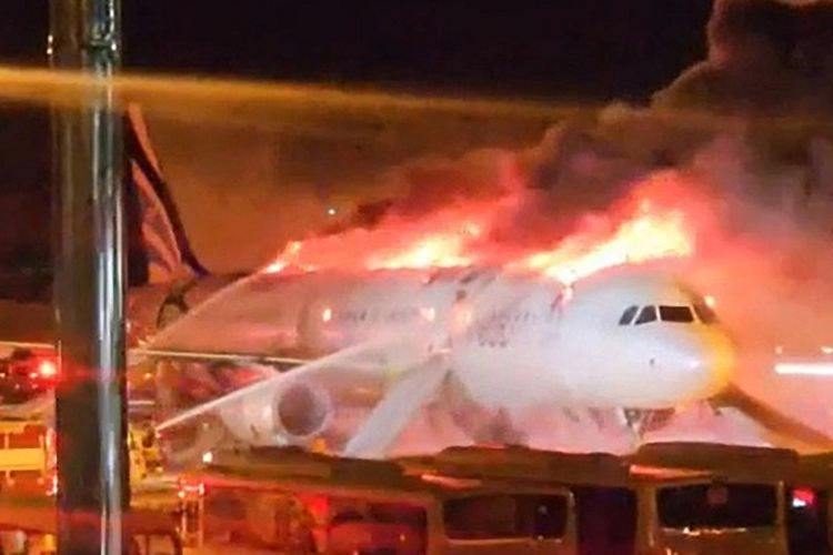 Pesawat Air Busan Terbakar di Bandara Gimhae Korea Selatan, Seluruh Penumpang Selamat