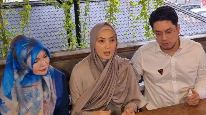 Della Puspita Ungkap Pemilik Travel Umrah yang Tipu Dirinya, Ternyata Pernah Syuting Bareng