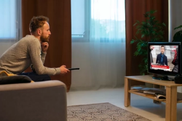 Orang yang Suka Menonton Reality Show Sering Kali Memiliki 6 Ciri Kepribadian Unik Ini