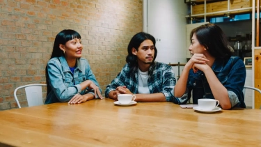 Pesona yang Menipu: 3 Sisi Gelap Orang dengan Kecerdasan Emosional Tinggi Berdasarkan Penelitian Psikologi