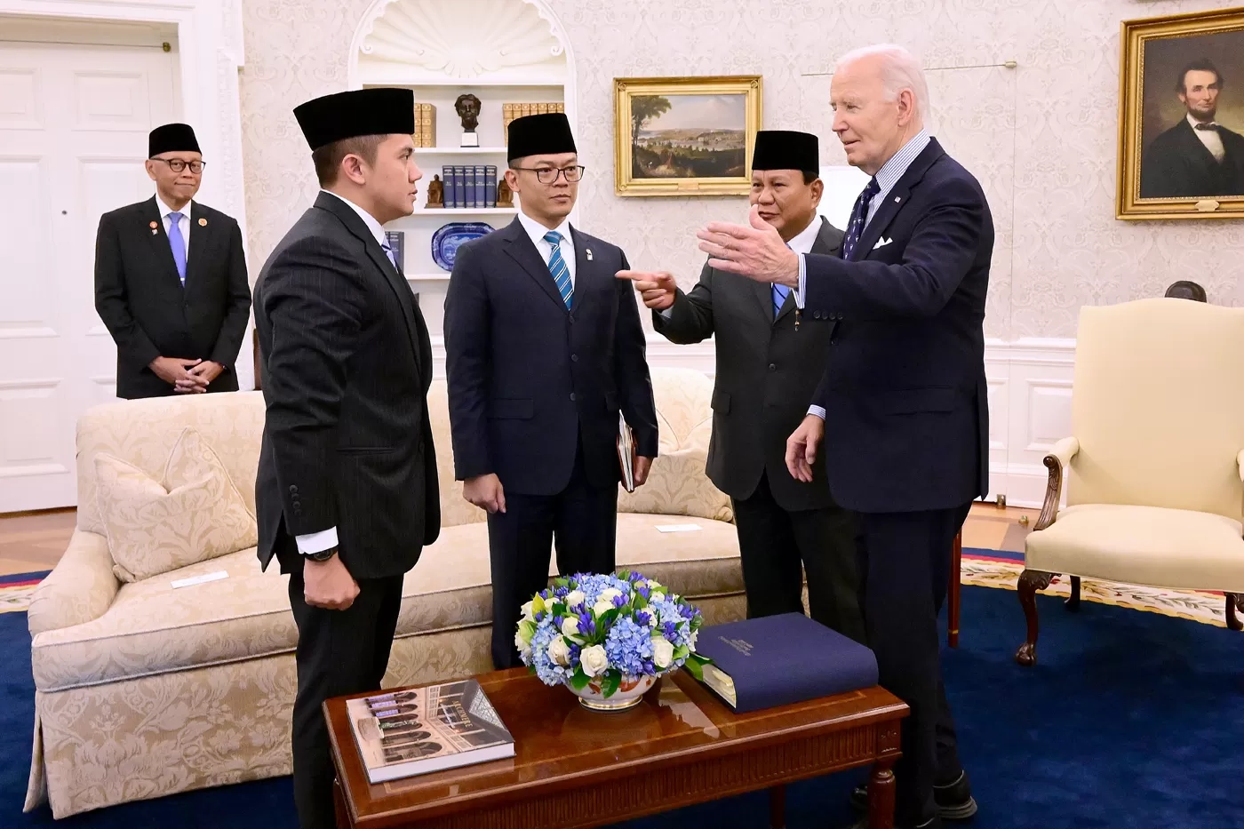 Survei Indikator Sebut Seskab Teddy Dinilai Jadi Pejabat Baru yang Bersinar