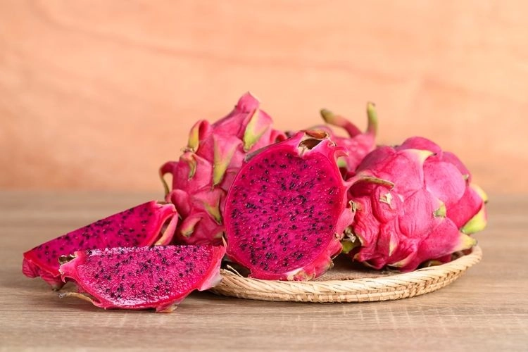6 Manfaat Makan Buah Naga Setiap Hari untuk Kesehatan Tubuh