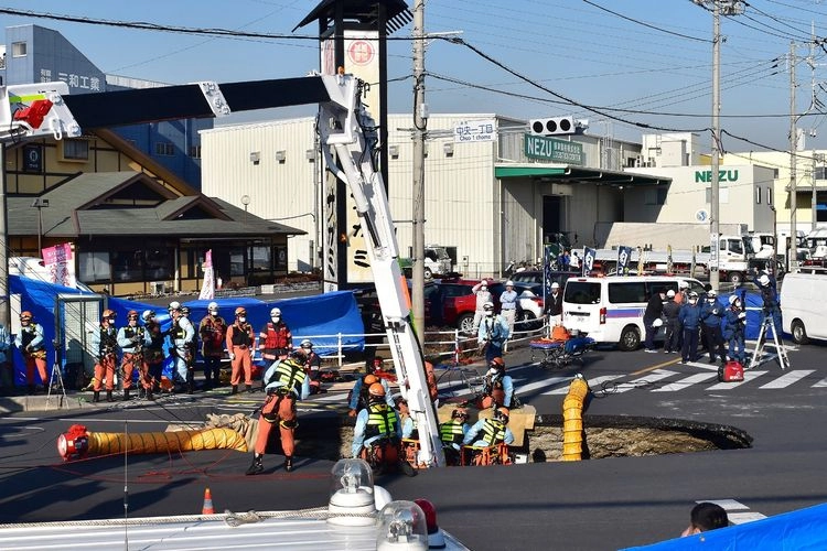 Evakuasi Sopir Truk dari ''Sinkhole'' di Jepang Terkendala Genangan Air