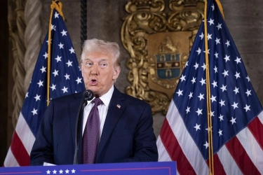 Komentari Tabrakan American Airlines, Trump: Kenapa Heli Tak Naik atau Turun?