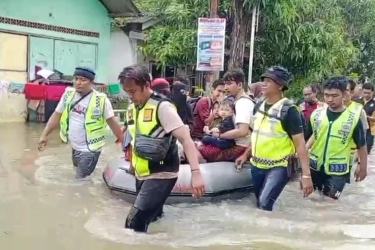 Mensos Pastikan Bakal Beri Bantuan untuk Korban Banjir di Luar Jakarta