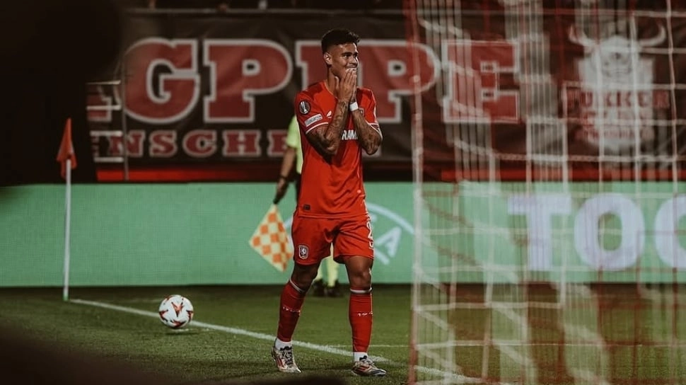 Pelatih FC Twente: Mees Hilgers Bek Terbaik di Belanda