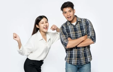 8 Perilaku Tersembunyi Seorang Perempuan yang Selalu Menginginkan Validasi Laki-Laki, Menurut Psikologi