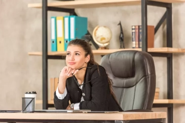 Perempuan yang Terlihat Mandiri di Permukaan namun Mendambakan Hubungan Emosional Mendalam Biasanya Menunjukkan 7 Perilaku Ini Menurut Psikologi