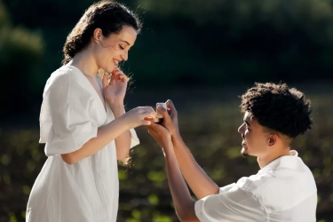 10 Tanda Sederhana Ini Menunjukkan Dia Akan Segera Melamarmu dalam Waktu Dekat