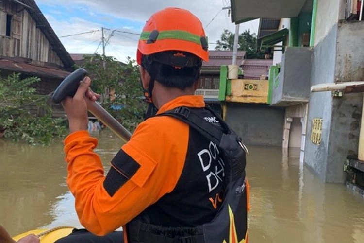 Kalbar Dilanda Banjir, Dompet Dhuafa Bantu Evakuasi Warga dan Salurkan Bantuan Logistik