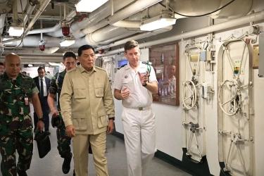 Menhan Sjafrie Sjamsoeddin Kunjungi Kapal Induk Charles De Gaulle di Lombok