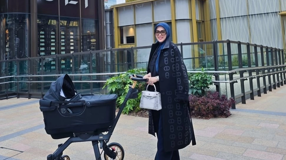 Intip Detail Mantel Mewah Milik Syahrini, Harganya Tembus 3 Digit