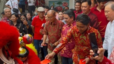 Momen Menhut Raja Antoni Bagi-bagi Angpao ke Barongsai Vihara Amurva Bhumi