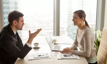 5 Tanda Seseorang yang Terlihat Baik, Namun Sebenarnya Menghakimi Anda, Salah Satunya Bersikap Sopan