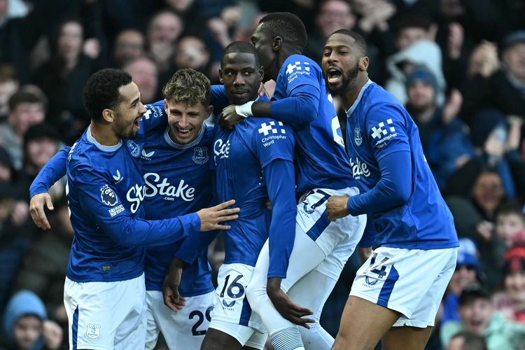 Gol 10 Detik Doucoure Cetak Rekor Tercepat, Everton Hancurkan Leicester 4-0