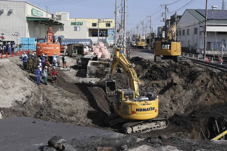 Lubang Jalan di Jepang Terus Melebar, Kini Sedalam 15 Meter, Sopir Masih Terjebak