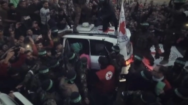 Detik-Detik Haru: Tawanan Palestina Tiba di Gaza Setelah Dibebaskan Israel