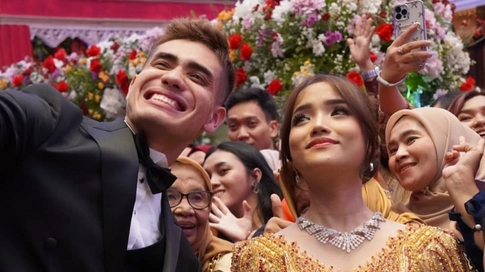 Gregetan Lihat Fuji, Wanita Tamu Pernikahan Frans Faisal Serobot Tangan Aisar Khaled