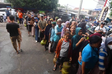Pemerintah Bantah Gas Melon Langka, Tapi Warga Beneran Sulit Dapat LPG 3 Kg hingga Harus Antre Berjam-jam