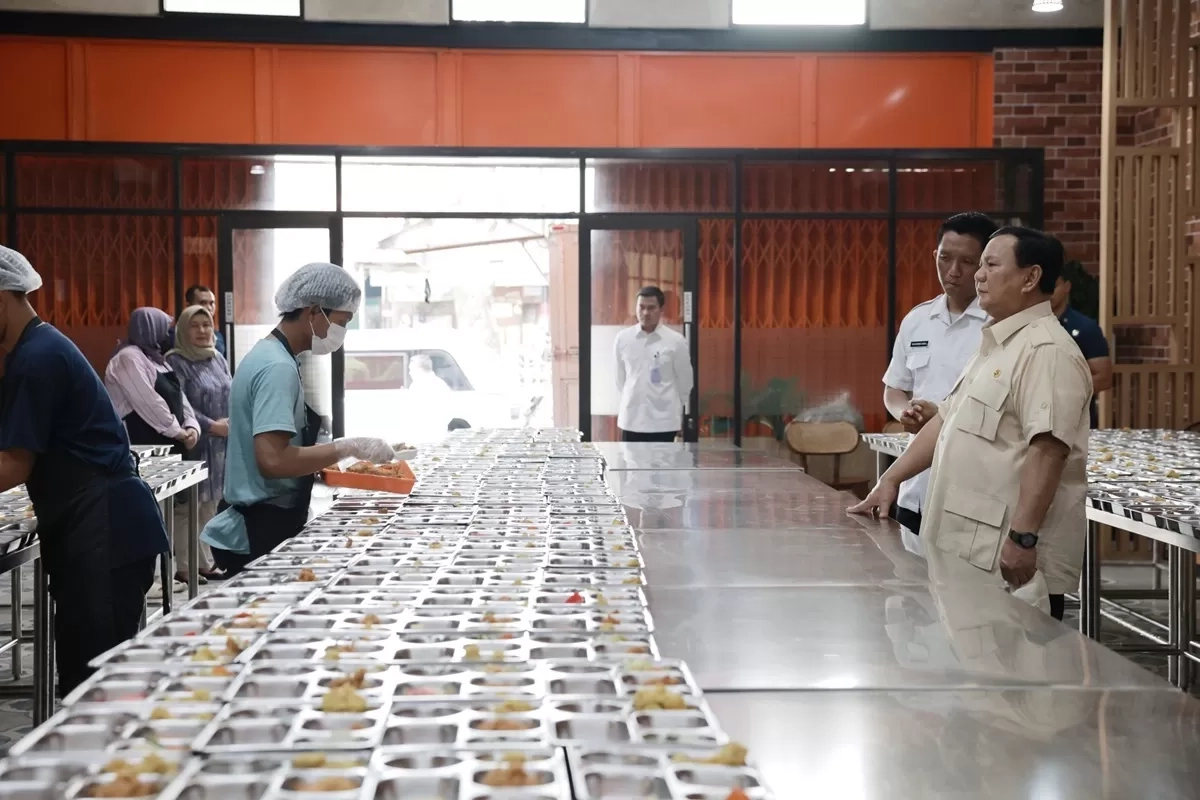 Sidak Dapur Umum Makan Bergizi Gratis di Rawamangun, Prabowo: Bertugas Semua Ya?