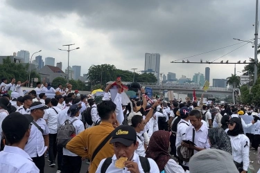 Demo di Depan DPR, Pekerja Honorer Sempat Tutup Jalan Gatot Suburoto