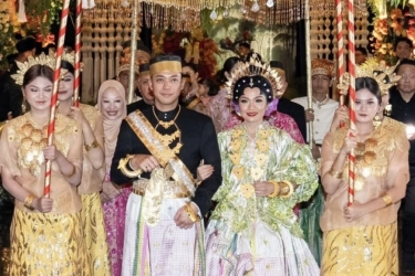 Gaya Rasyid Rajasa dan Tamara Kalla Pakai Adat Makassar di Resepsi Pernikahannya 