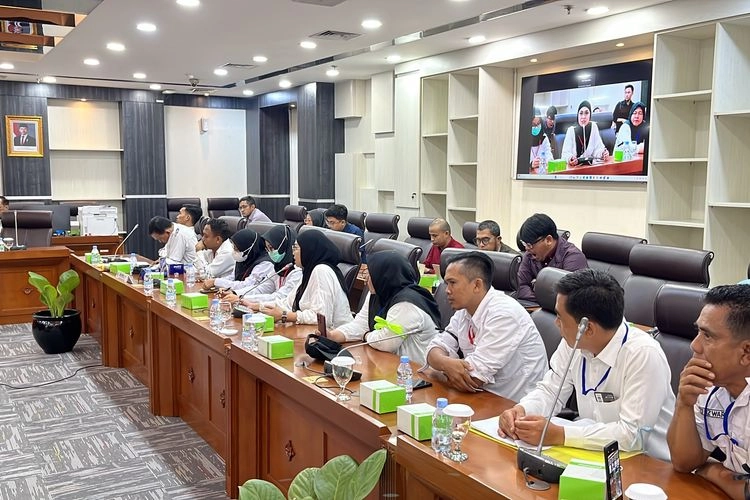 Mengadu ke DPR Sambil Menangis, Tenaga Honorer: Selamatkan Kami Bu…